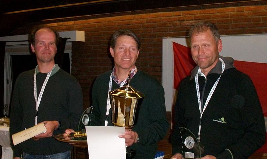 Nu kan Jørgen Svendsen (i midten) også kalde sig tysk mester i OK-jolle.