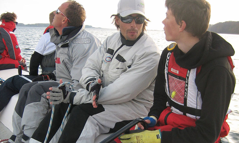 Christian Kamp, nummer to fra højre, giver her gode råd til ung Horsens-sejler. Foto: Lena Hellström