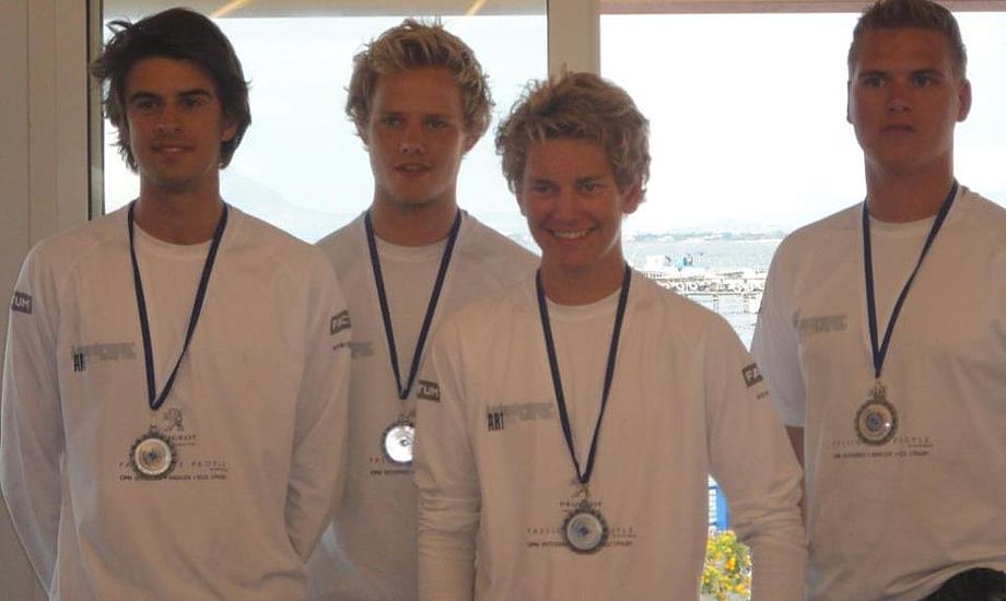 Sølvvinderne til Ungdoms EM i Matchrace. Fra venstre Jacob Sander, Sebastian Bennetsen,  Joachim Aschenbrenner og  Daniel Arildsen