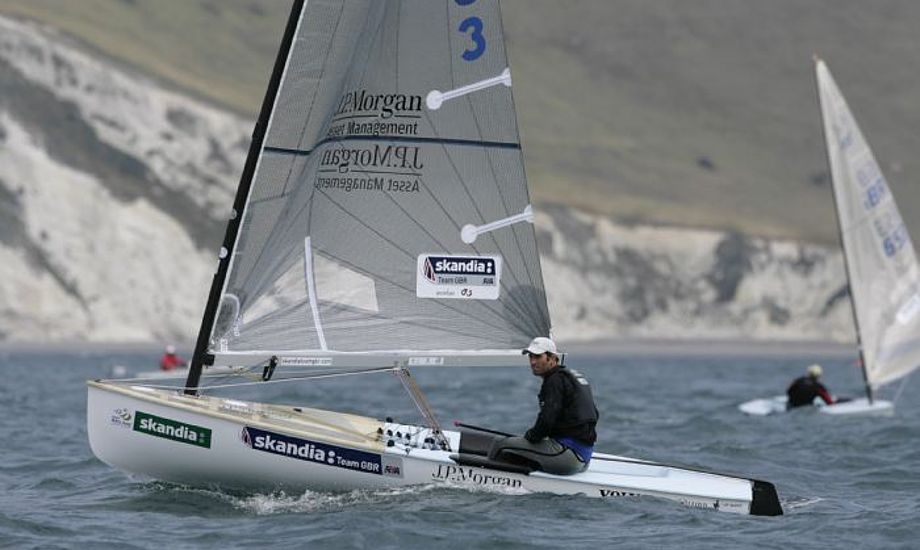 Ben Ainslie lige før medal race i OL-havnen Weymouth. Foto: OnEdition