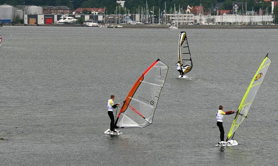 24 unge windsurfere havde en udfordrende lørdag i Middelfart.