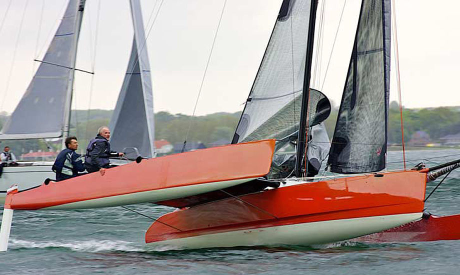 Brødrene Quorning i deres ombyggede Orbit, der har fået højere mast på og længere pontoner. Foto: Middelfart Sejlklub