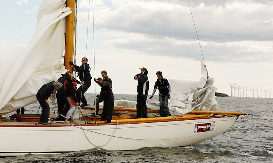 Sejlere tjekker båd efter kollision på Øresund. Foto: Lars Stenfeldt