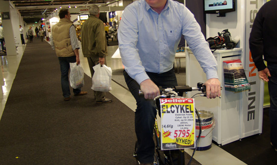 Peter Heller på en elektrisk cykel i Bella Center. Foto: Troels Lykke