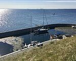 I weekenden ligger typisk 10-20 både ved Flakfortet. Til gengæld er der folk i samtlige af bådene, da der ikke er fastlæggere på øen. Foto: Lars Engelsby Mosbech
