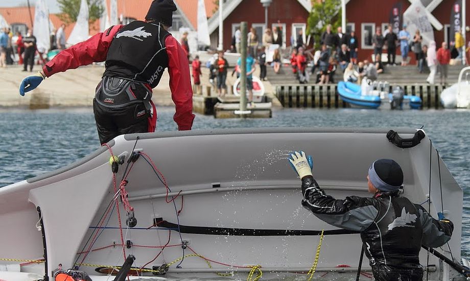 Flere unge er medlem af Dansk Sejlunion. Her ses to sejlere under stævne i Kerteminde. Foto: Troels Lykke
