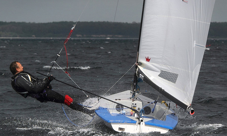 Man kan måske ikke deltage i VM lige med samme man sejler en Contender. Foto fra VM i Weymouth 2011. Foto: Søren Svarre