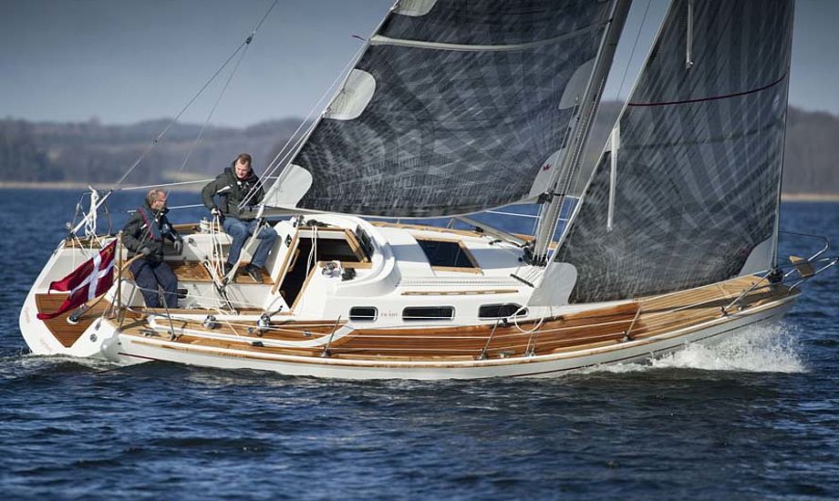 Faurby 325 fra Skærbæk. Båden koster 1,4 mio. kroner og er apteret i teak. Båden ses her med Elvstrøm Sails Epex.