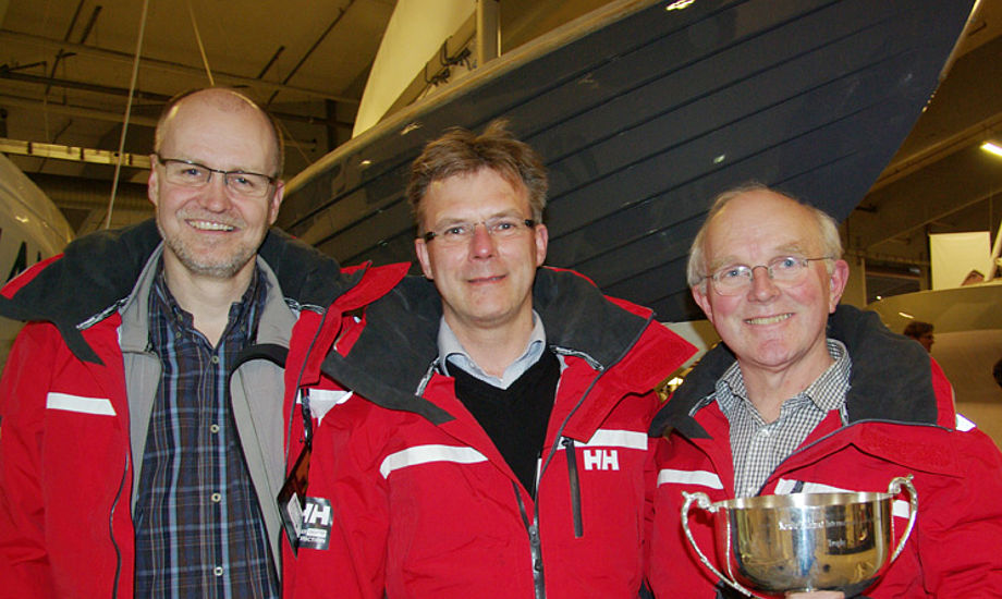 Helmuth Schwarz, Heines Nielsen og bådejer Ole Mathiesen i ny Helly Hansen jakke. Den skal dog byttes til en inshore-jakke. Foto: Troels Lykke