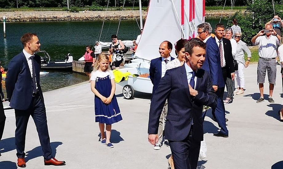 Kronprins Frederik har meget store evner som sejler, siger den dobbelte OL-guldvinder Jesper Bank. Her ses Kronprinsen i Aarhus forleden til åbning af sejlsportscenter Foto: Troels Lykke