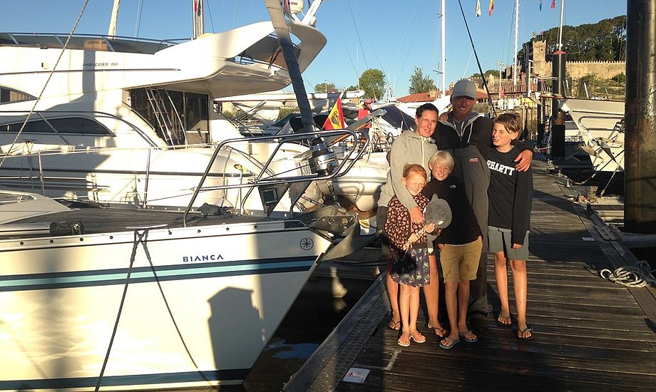 Familien Rosentoft blev atter genforenet i Baiona, efter skipper selv måtte tage turen over Biscayen. Foto: Cille Rosentoft.
