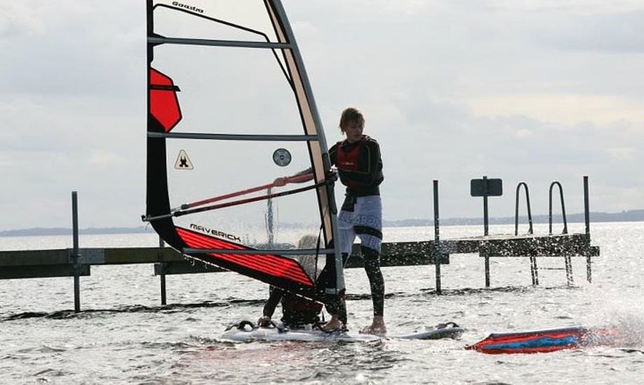 Her har Middelfart Sejlklubs windsurfafdeling skolebesøg. Foto: Allan Borch