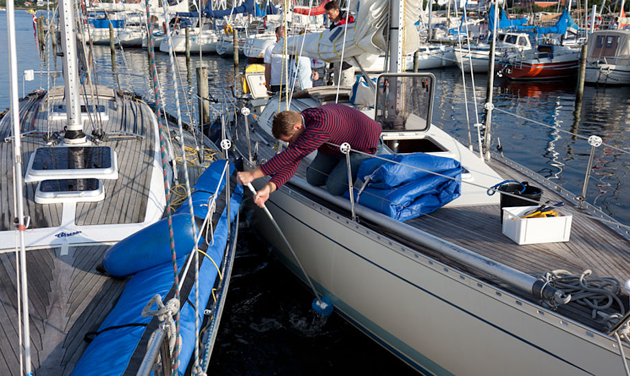 Selvom det ikke blev et officielt DM for Luffe 37, kan man jo godt sørge for at båden er ren i bunden. Foto. luffe37klubben.dk