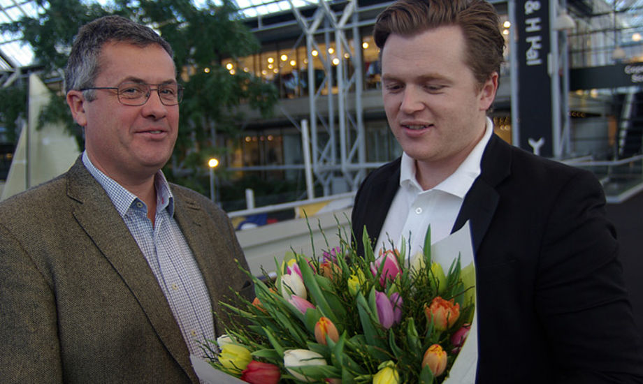 Jonas Høgh-Christensen, tv, ønskes tillykke med Årets Sejlsportspræstation af elitechef Michael Staal. Foto: Troels Lykke
