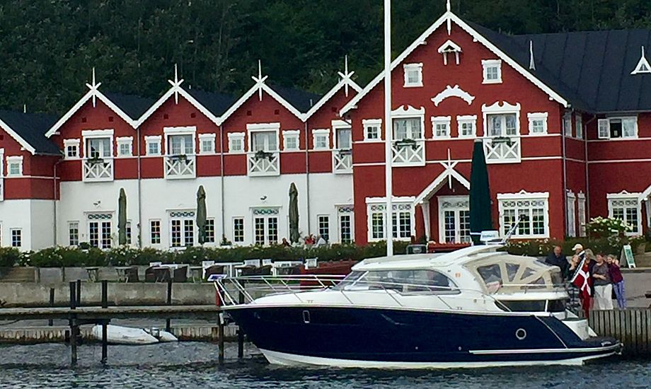 Her ses Marex 320 foran Dyvig Badehotel. Foto: Reese