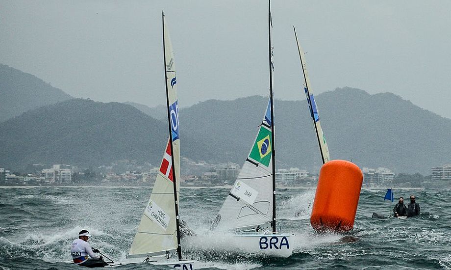 Høghens sejl kunne ikke holde i den friske vind i dag ud for Copacabana ved OL. Foto: Robert Deaves