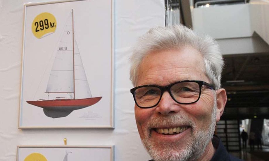 Flemming Hansen, journalist og tegner, sælger tegninger af både på Quantum Sails stand. Foto: Troels Lykke
