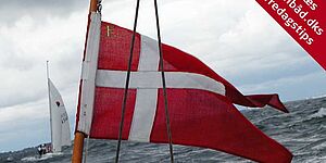 Sejler man en masse både sammen i en flotille, nedhales flaget samtidig på alle både, på signal fra f.eks. en bådsmandsfløjte. Foto. Katrine Bertelsen.