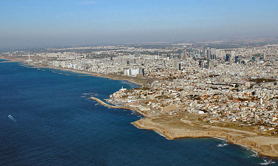 Sejlerne bor på et sportstræningscenter lidt nord for Tel Aviv. Stedet vrimler med idrætsfolk fra forskellige sportsgrene.