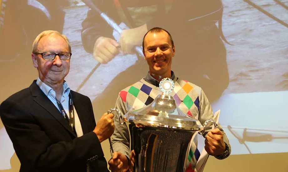 Jens Bjerremose fra TORM Fonden uddeler pris til Ho Bugt Sejlklub ved næstformand Lars Thyme. Foto: Troels Lykke