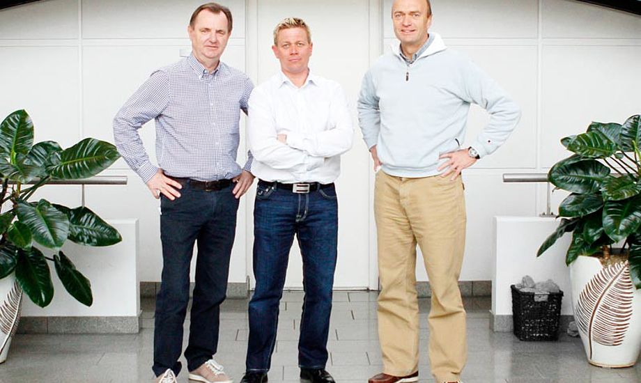 (fra venstre) CEO Claus Olsen, ny salgsdirektør Espen Kamperhaug og Jesper Bank, der nu skal fokusere på marketing, web og kontakt til Elvstrøms større kunder. Foto: Mick Anderson/Sailingpix.dk