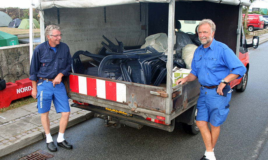 Flemming og Lars med ødelagte stole. Tre mand i H-båden må veje 300 kilo til sammen og det gør de åbenbart. Foto: Ricky Hansen