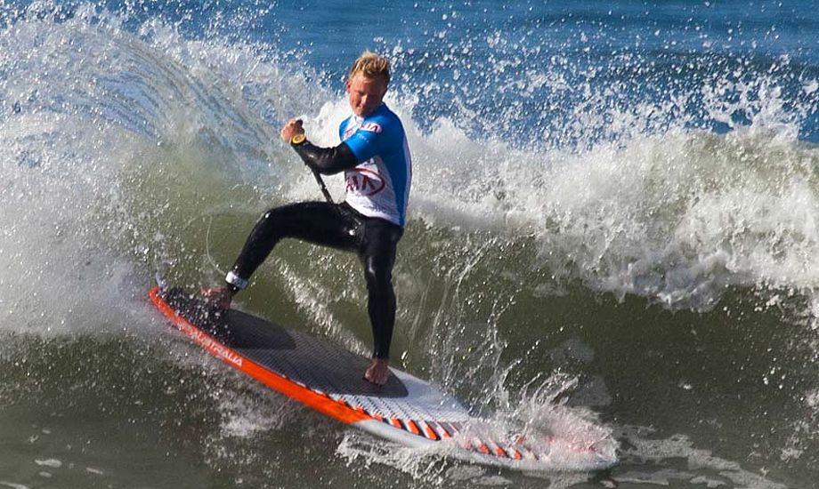 Sebastian Kornum i Vesterhavets bølger ud for Klitmøller. Han blev knebent nummer to i en konkurrence mod verdens bedste surfere. Foto: Phil Schreyer/Cold Hawaii