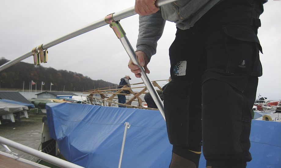 Stativet fra Palby Marine monteres let, mens en presenning fra awn24 kan gemme båden væk i vinter. Foto: Palby Marine
