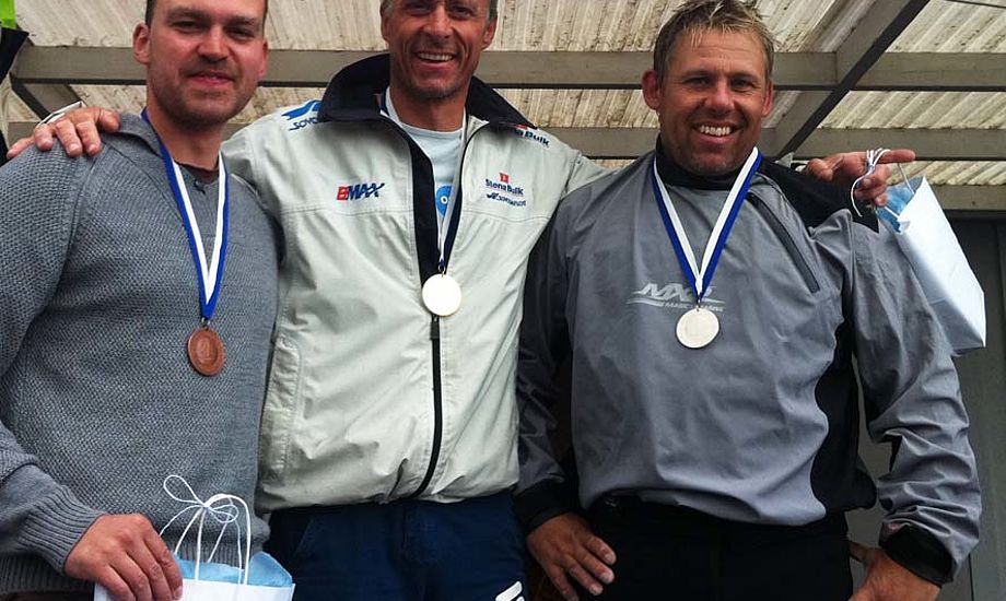 Fra venstre: Christian Olesen bronze, Stefan Myralf, guld og Thomas Hansson-Mild, Sølv ved NM i OK-jolle i Raa.