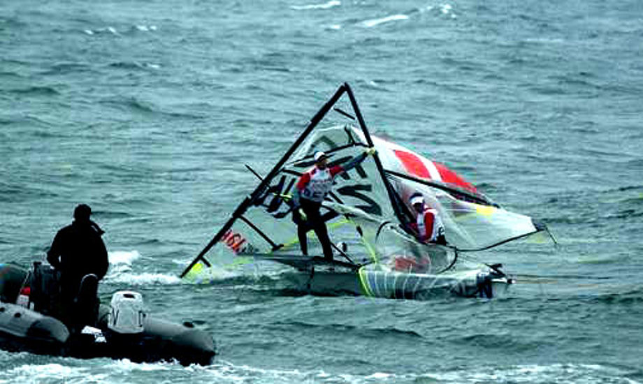 Warrer og Kirketerp knækker masten før medal race i Qingdao, OL 2008. Foto: Troels Lykke