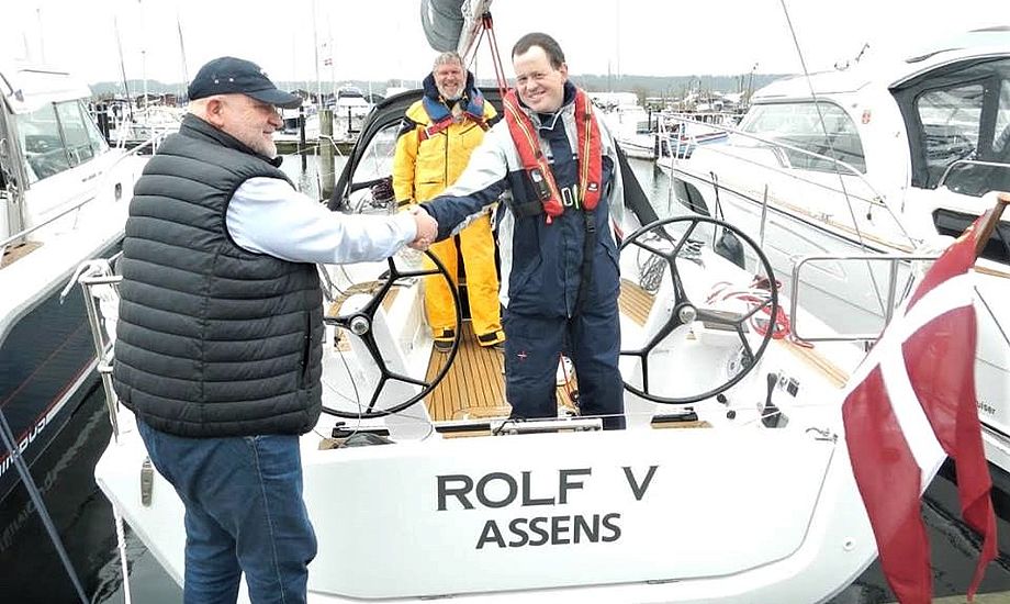 Henrik Reese tv. siger tak for handlen til Assens-sejleren, der skiftede fra Folkebåd til Dehler 34. PR-foto
