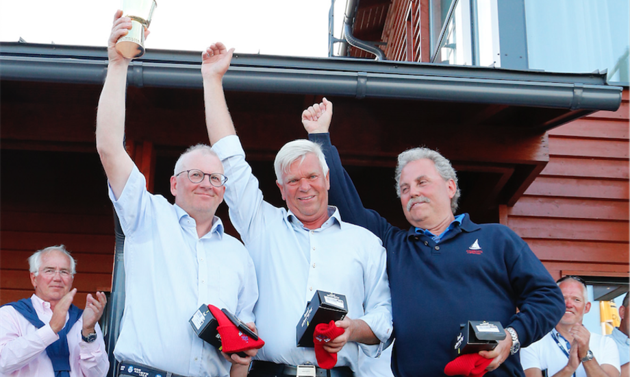 Per Jørgensen tv.og besætning vinder i Folkebåd i Gold Cup i Helsinki blandt 66 både. De modne sejlere kan også. Foto: Jarmo Vehkakoski