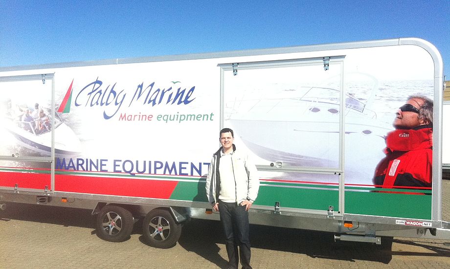 Det er en fantastisk trailer vi kommer rundt med, siger Peter Helleskov, der her står foran den kæmpe trailer. Foto: Palby Marine