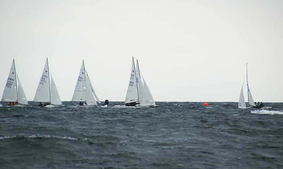 God vind og noget diset til 1. dag på Open EM for Yngling: Foto: Louise Lander/Sailing Aarhus