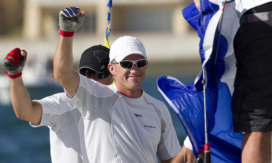 Jesper Radich i front vinker til publilum efter han nu er i finalen på Bermuda med Rasmus Køstner. Begge har deltaget i America's Cup på hhv. Desafio Espaniol og Mascalzone Latino.