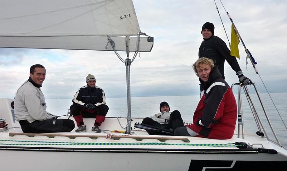 Team Viltoft i en afslappet situation, hvor de venter på vind. Foto: Katrine Bertelsen