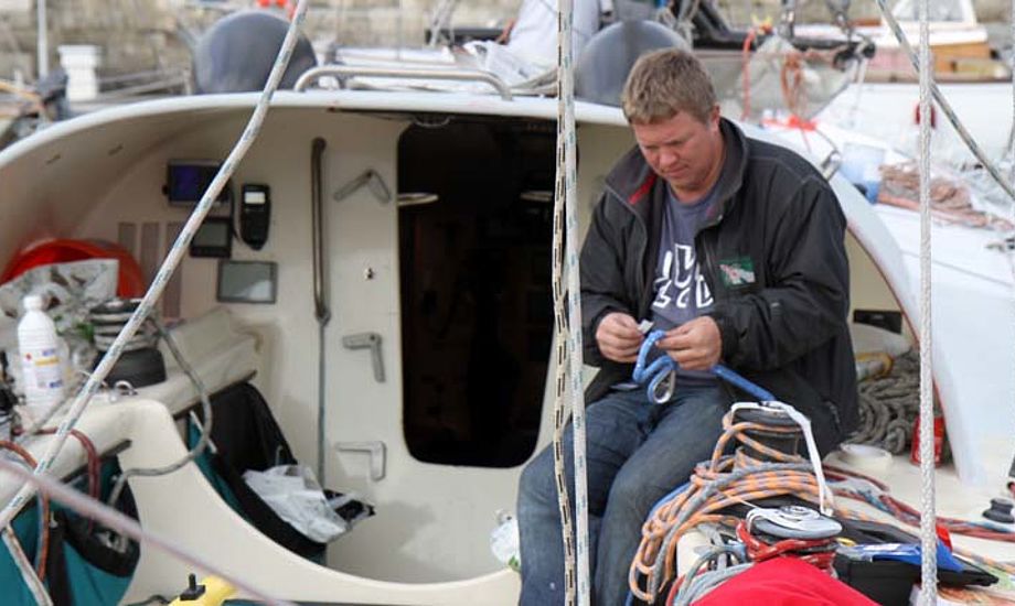 Simon Chalk splejser tovværk på den noget forkomne båd. Foto: Troels Lykke