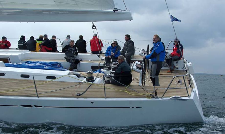 Dan Petersen styrer X-65 før start i Palby Fyn Cup. Båden blev slået af Swan 60, der startede efter X-65, der kun havde tursejl på. Foto: Troels Lykke