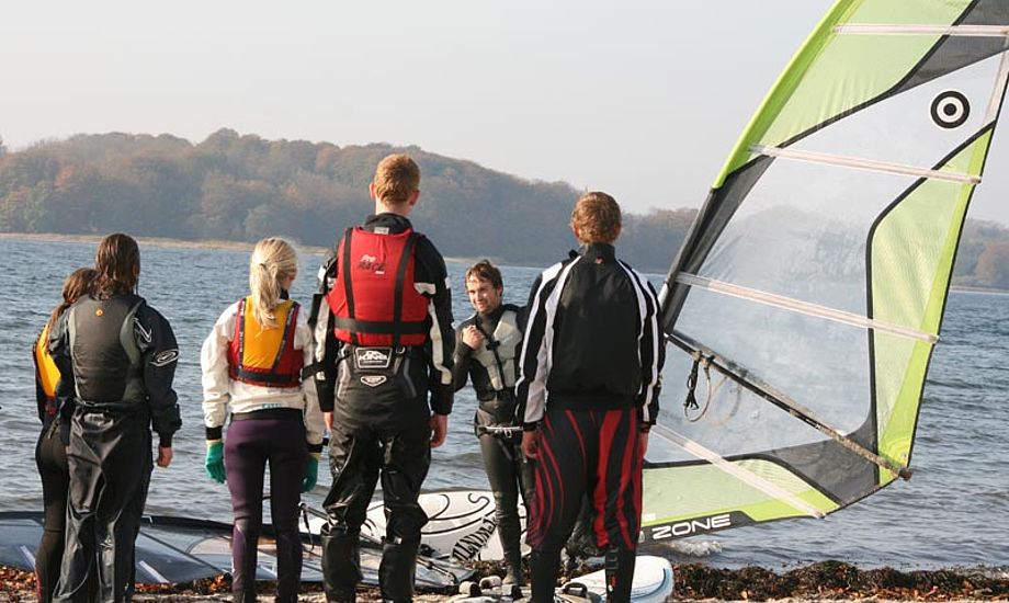 Gamborg Fjord ved Middelfart Sejlklub lagde vand til de unge windsurferes træning. Foto: Middelfart Sejlklub