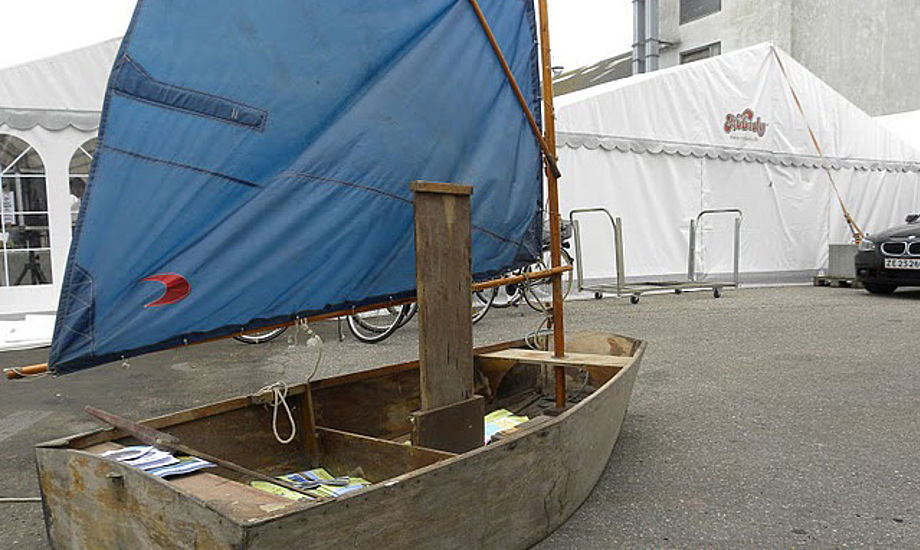 Ældre, udtjent Opti-jolle pyntede op under Big Boat Challenge. Foto: Kim Specht