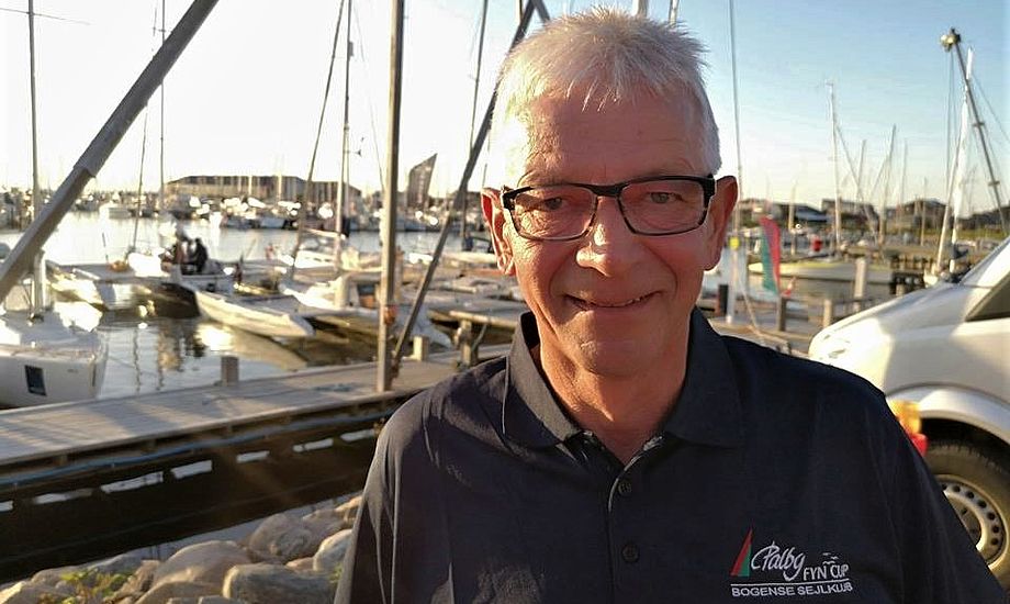 Poul Erik Nielsen har været stævneleder for Palby Fyn Cup i mere end 25 år. De seneste to år er han begyndt at sejle med i sin X-99er. Foto: Troels Lykke
