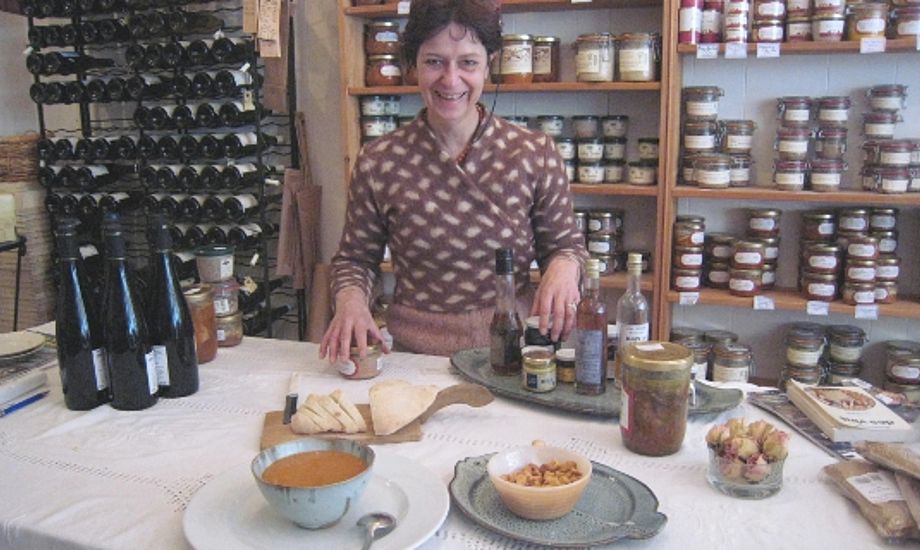 Importør Corinne Chaigneau udbyder maritime bokssæt til sjællænderne fra sin butik på Østerbro i København. Foran hende står en fiskesuppe, croutoner og brød.