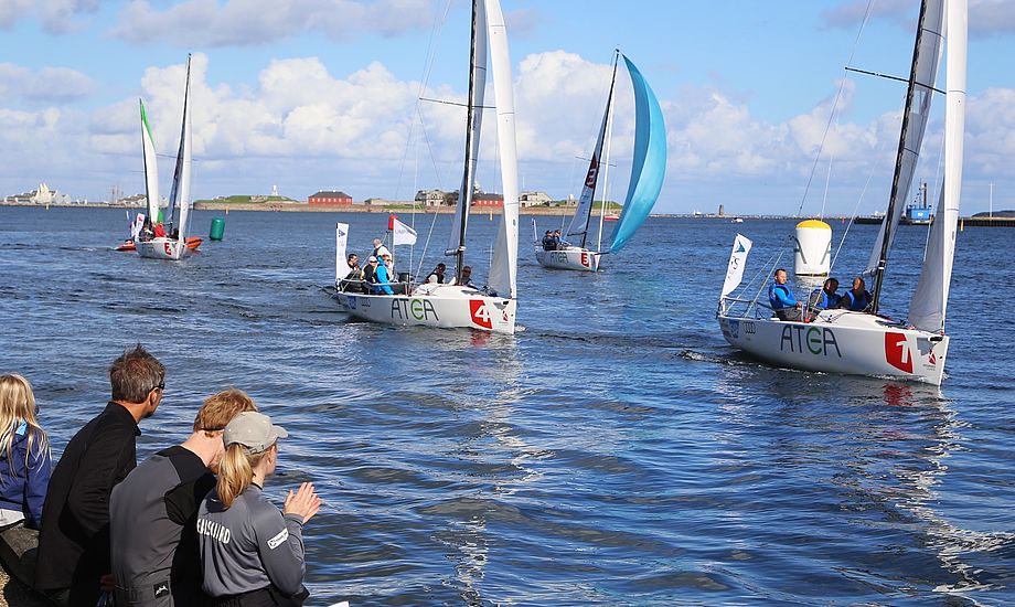 Her går sejlerne i mål i Sejlsportsligaen på Langelinje, mens dommer Jon Møgelhøj tager imod. Foto: Troels Lykke
