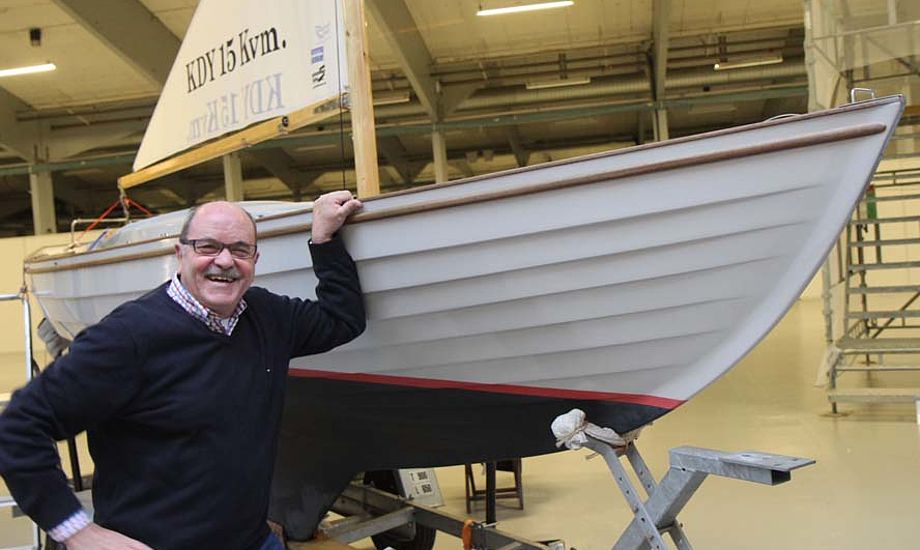 Formand for J-klubben Verner Westergaard med en Juniorbåd, der sejlklar koster 170.000 kr. i glasfiber. Foto: Troels Lykke