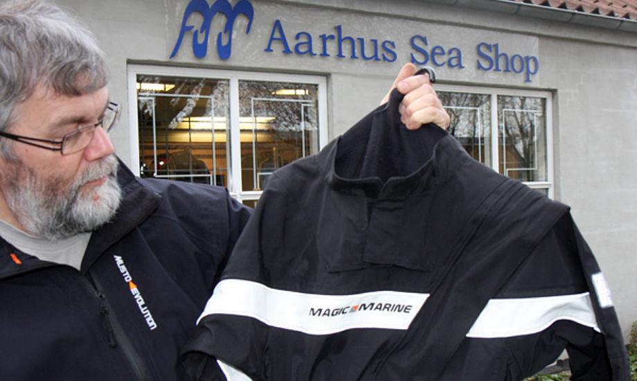 Per fra Aarhus Sea Shop viser tørdragten Regatta Breathable Drysuit frem. Foto: Troels Lykke