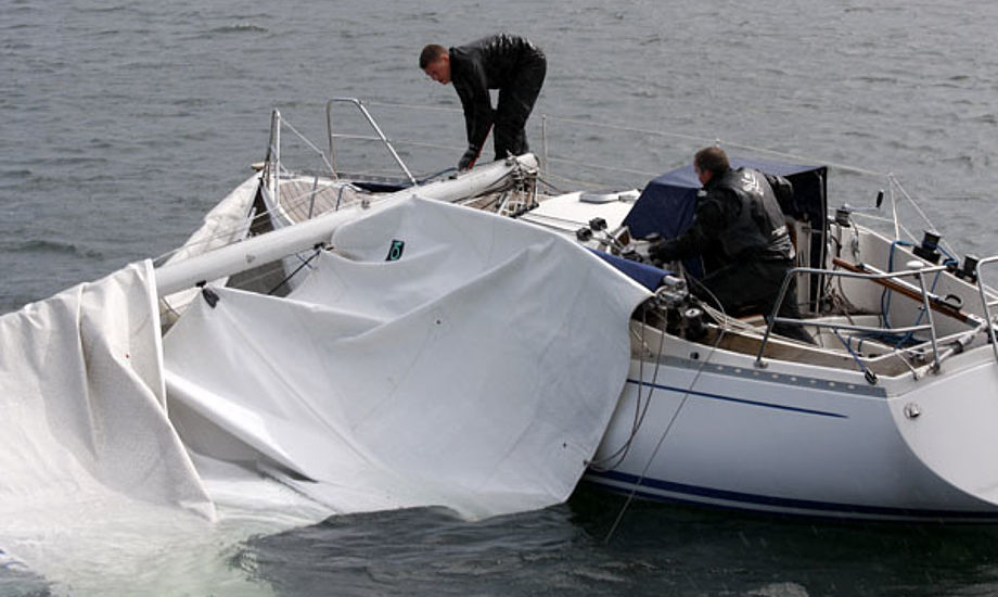 Mast knækket på 32 fods båd i Århusbugten. Foto: Niels Kjeldsen