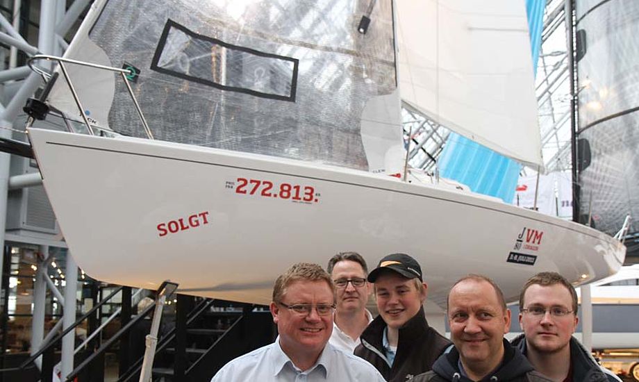 J/80 hold fra Gilleleje Sejlklub med ejer af båden Carsten Busk, der står til venstre og J/80 importør Lars Hallkvist står i baggrunden. Foto: Troels Lykke