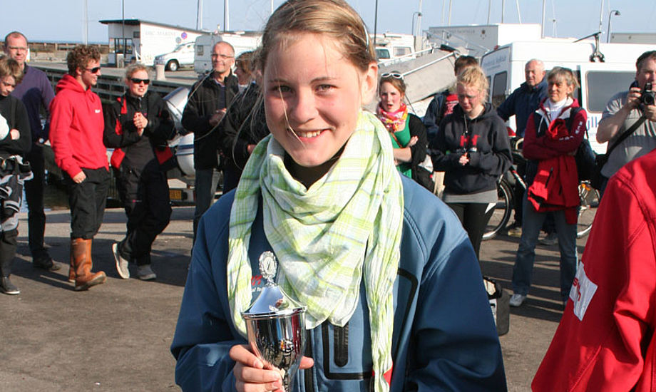 Vinder af Zoom8-stævne i Skovshoved. Anne-Mette Laugesen fra Salingsund Sejlklub står her glad. Foto: Zoom8.dk