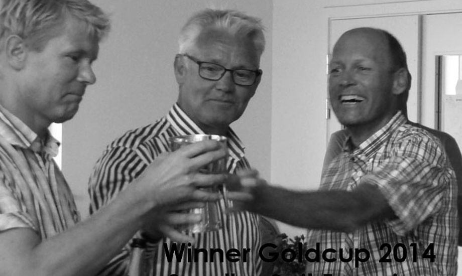 Fra venstre ses Claus Nygaard, Michael Empacher og Brian Frisendahl med den dyre Guldpokal, der vist normalt står i en bankboks. Vinderen skal servere champagne i den til tidligere vindere. - Det blev dyrt, siger Brian.