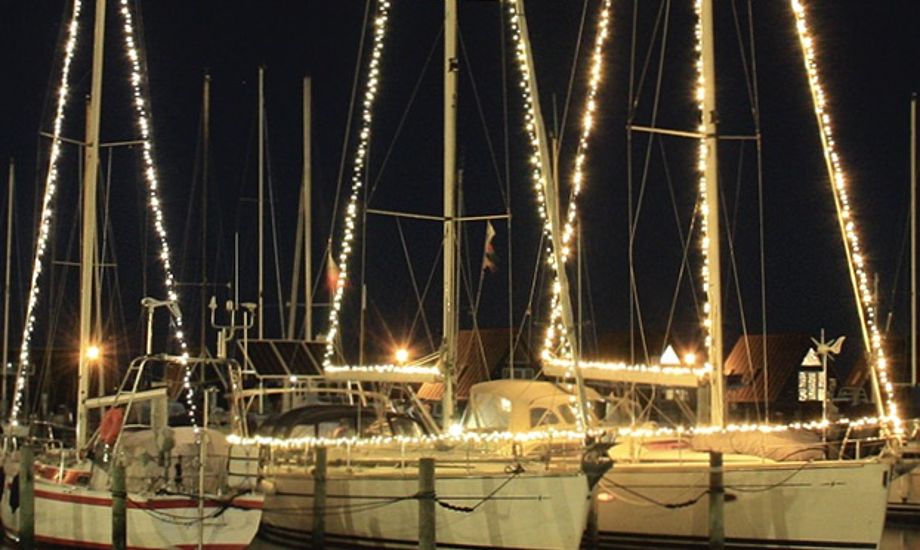 I december har fastliggerne i Skive med lys på bådene bragt julestemning til havnen. Noget, som både havnefogeden og byen sætter pris på. Foto: Skive Søsports Havn